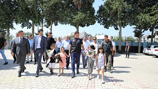 Depremzede öğrencilerin çanta ve kırtasiye malzemesi başkan Yılmaz'dan