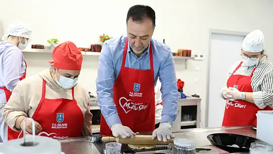 Başkan Yılmaz özel çocuklarla birlikte kurabiye pişirdi