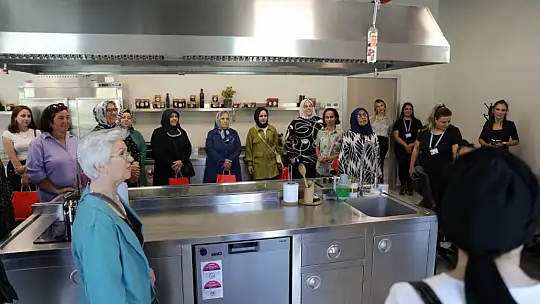 Hayriye Sena Balcıoğlu, Muhtar Eşleri ve Kadın Muhtarlarla Kalepark ve SEYKOM'u ziyaret etti