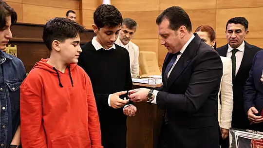 Silivri Belediyesi, YKS'de ilk 10'a giren öğrencileri ödüllendiridi