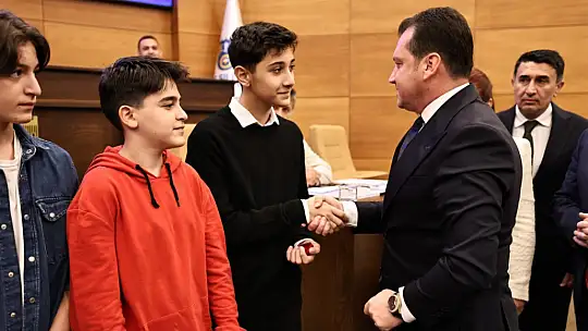 Silivri Belediyesi, YKS'de ilk 10'a giren öğrencileri ödüllendiridi