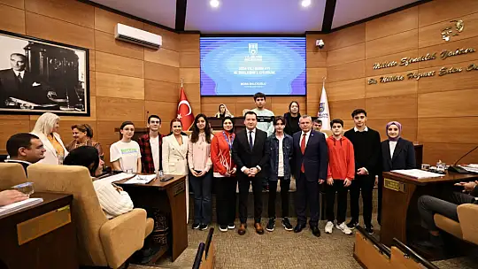 Silivri Belediyesi, YKS'de ilk 10'a giren öğrencileri ödüllendiridi