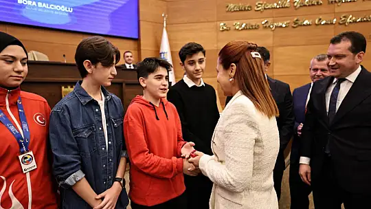 Silivri Belediyesi, YKS'de ilk 10'a giren öğrencileri ödüllendiridi