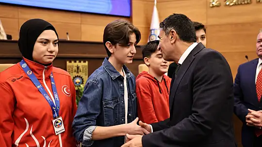 Silivri Belediyesi, YKS'de ilk 10'a giren öğrencileri ödüllendiridi