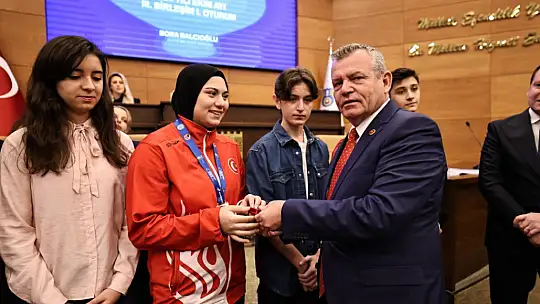 Silivri Belediyesi, YKS'de ilk 10'a giren öğrencileri ödüllendiridi