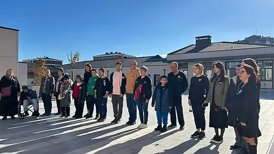 Silivri Belediyesi Engelli ve Yaşlı Koordinasyon Merkezi Atatürk'ü Karanfillerle Andı