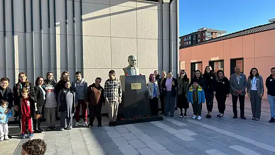 Silivri Belediyesi Engelli ve Yaşlı Koordinasyon Merkezi Atatürk'ü Karanfillerle Andı