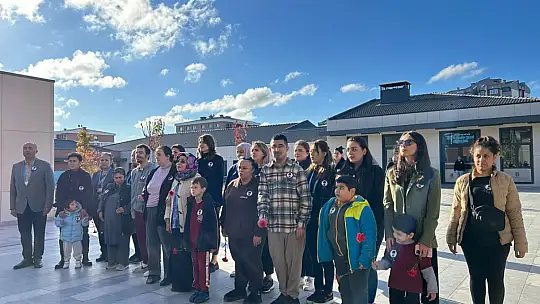 Silivri Belediyesi Engelli ve Yaşlı Koordinasyon Merkezi Atatürk'ü Karanfillerle Andı