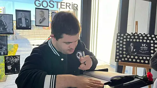 Silivri Belediyesi Engelli ve Yaşlı Koordinasyon Merkezi Atatürk'ü Karanfillerle Andı