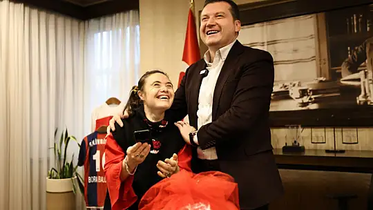 Başkan Balcıoğlu, Dünya Engelliler Günü'nde Özel Bireyleri Makamında Ağırladı