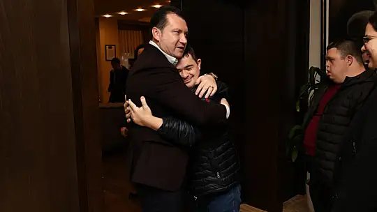 Başkan Balcıoğlu, Dünya Engelliler Günü'nde Özel Bireyleri Makamında Ağırladı