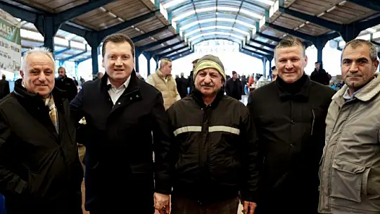 Başkan Balcıoğlu, Gümüşyaka Çarşamba Pazarında Esnafla Buluştu