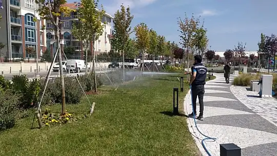 Silivri Belediyesi Park ve Sosyal Tesislerde Düzenli İlaçlama Çalışması Yürütüyor