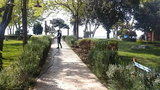Silivri Belediyesi Park ve Sosyal Tesislerde Düzenli İlaçlama Çalışması Yürütüyor