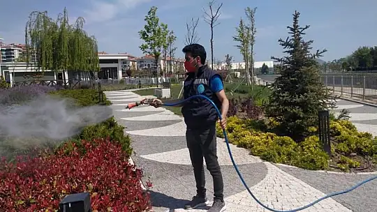 Silivri Belediyesi Park ve Sosyal Tesislerde Düzenli İlaçlama Çalışması Yürütüyor