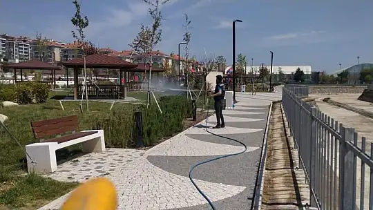 Silivri Belediyesi Park ve Sosyal Tesislerde Düzenli İlaçlama Çalışması Yürütüyor