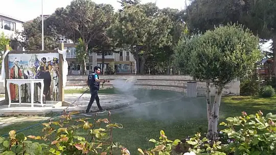Silivri Belediyesi Park ve Sosyal Tesislerde Düzenli İlaçlama Çalışması Yürütüyor