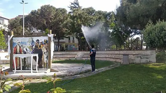 Silivri Belediyesi Park ve Sosyal Tesislerde Düzenli İlaçlama Çalışması Yürütüyor