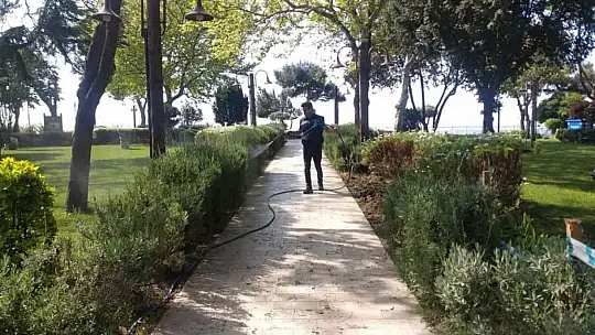 Silivri Belediyesi Park ve Sosyal Tesislerde Düzenli İlaçlama Çalışması Yürütüyor