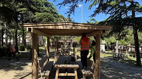 Kalepark Sosyal Tesisleri'nde Kent Mobilyalarına Bakım ve Onarım Gerçekleştirildi