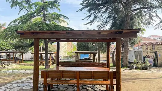 Kalepark Sosyal Tesisleri'nde Kent Mobilyalarına Bakım ve Onarım Gerçekleştirildi