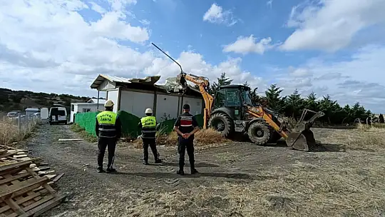 Silivri Belediyesi tarafından tarım arazilerine yapılan kaçak ve ruhsatsız yapılar yıkıldı