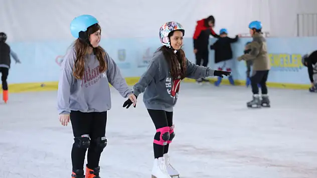 Silivri'de çocuklar bu sene de buz pateni keyfi yapıyor