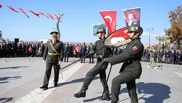 100. yıl kutlamaları Ata'ya çelenk sunma töreni ile başladı