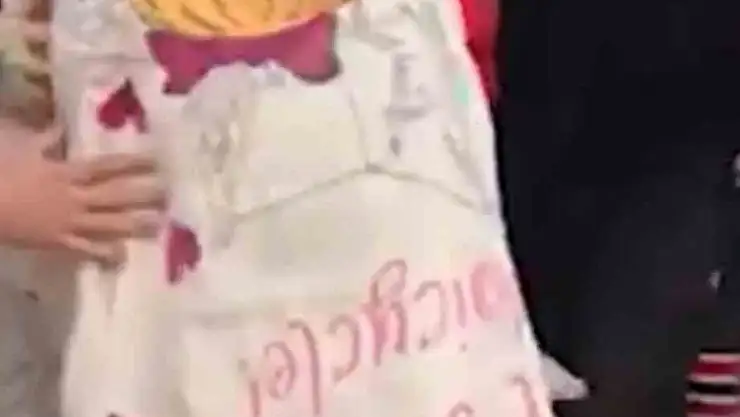 Enkazdan çıkarılan küçük kızın 