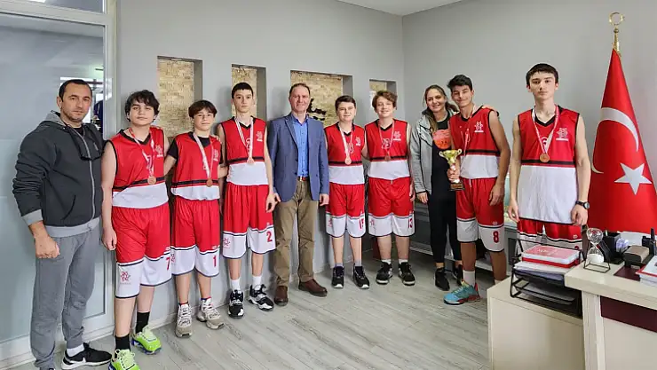 Mektebim koleji yüzme takımı madalyaları topladı